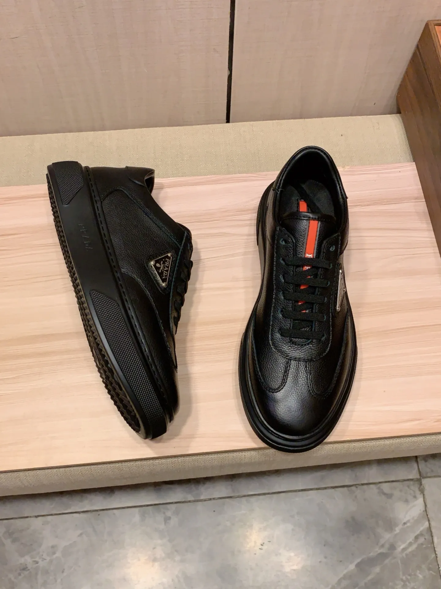 New model: Factory price: 460💰💰🎩🎩[Lightning][Lightning] "Prada Men's Shoes 💰pRADA*" The latest and most popular casual shoes, top brands [seduce] luxury~purchase, top~quality. [Strong] The upper is made of imported breathable and polished cowhide material ➕ Breathable sheepskin feet (•) with fine workmanship. The original stylish and stylish soft rubber wear-resistant and non-slip outsole is light and comfortable on the feet. The real thing looks better when photographed in person. 0186: code: 38-44, 4️⃣ colors selected